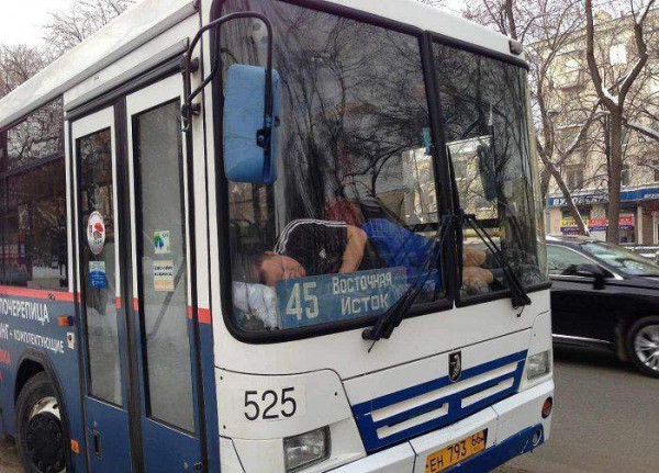 Мем: Отдых перед рейсом, Леонид Хлыновский